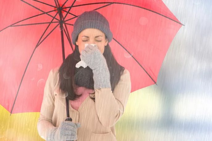 Kena Air Hujan Bikin Sakit, Mitos atau Fakta?